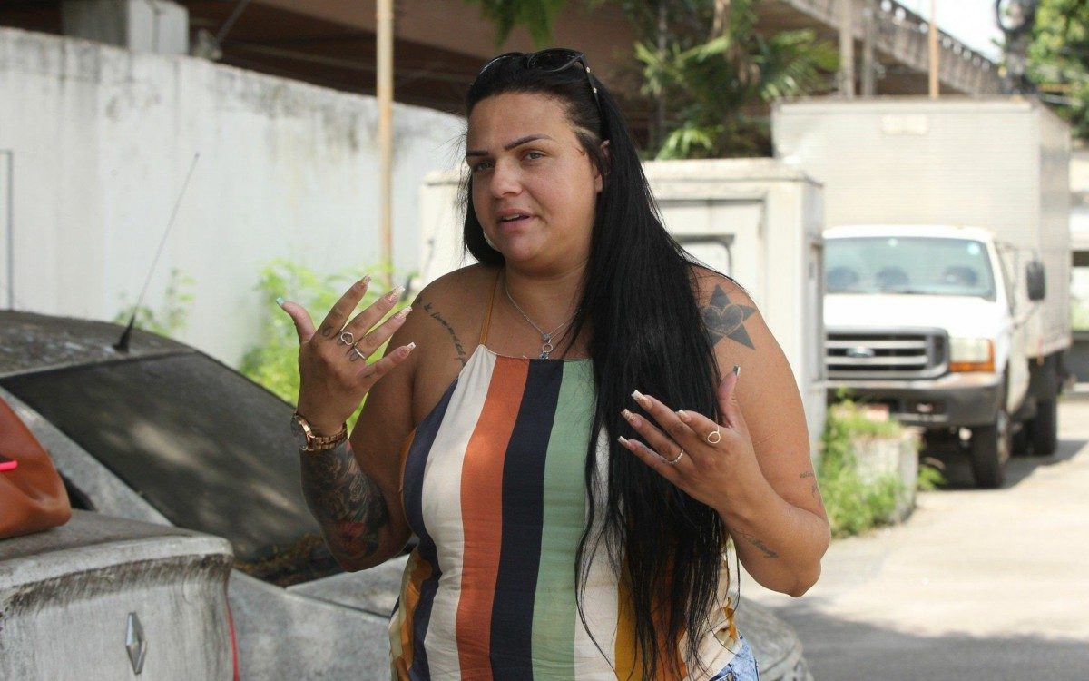 Homem tem atendimento negado na Cl&iacute;nica da Fam&iacute;lia da Penha, passa mal na rua, trope&ccedil;a em cal&ccedil;ada,cai e &eacute; atropelado e morto por &ocirc;nibus que passava em alta velocidade. Na foto, Raquel de Sousa Lopes, sobrinha do homem morto.