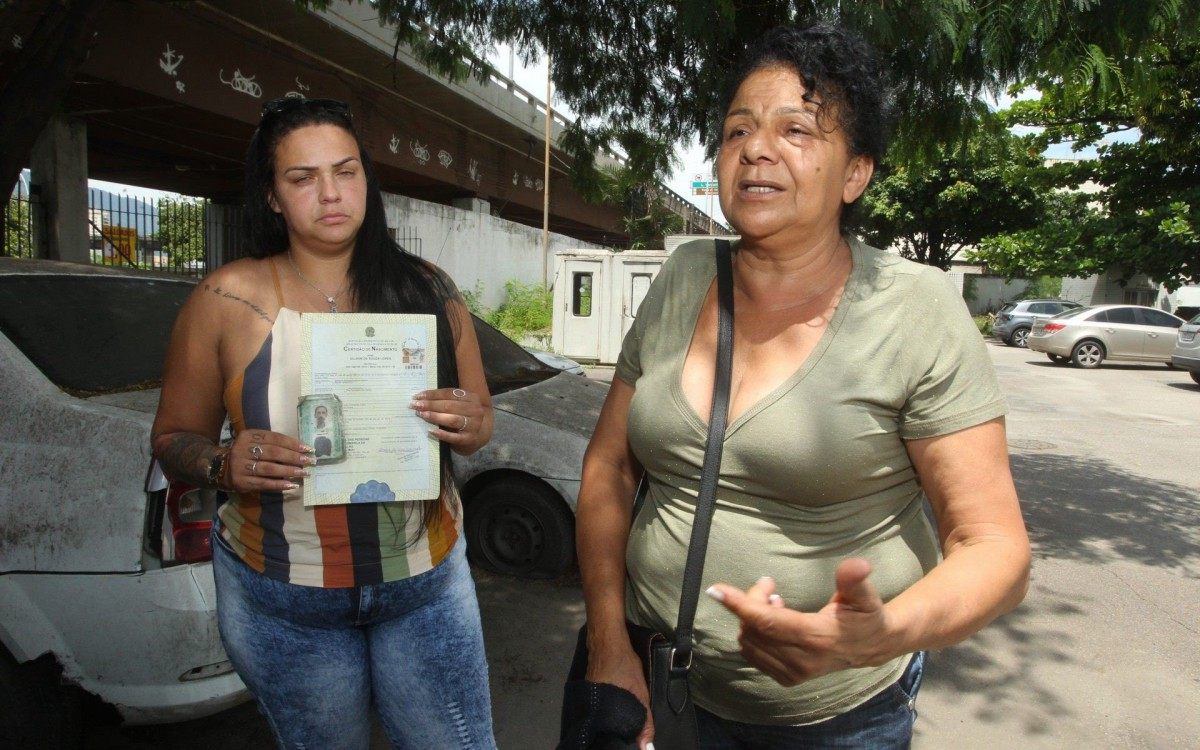 Parentes estiveram no IML para reconhecer o corpo de Gilson. Na foto, &agrave; esquerda, Raquel Lopes, sobrinha, e Rosemary Lopes, irm&atilde;. - Estefan Radovicz / Agencia O Dia