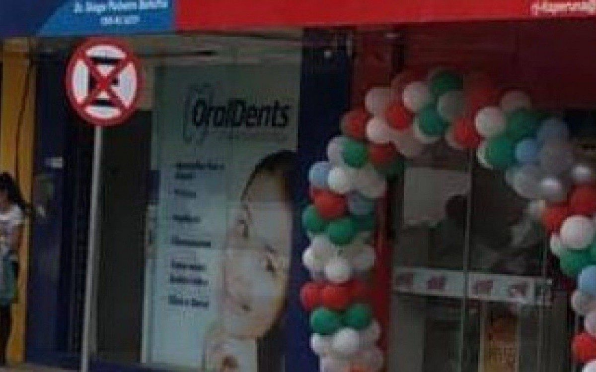 Placas instaladas proíbem o estacionamento, nas proximidades da Igreja do Relógio,