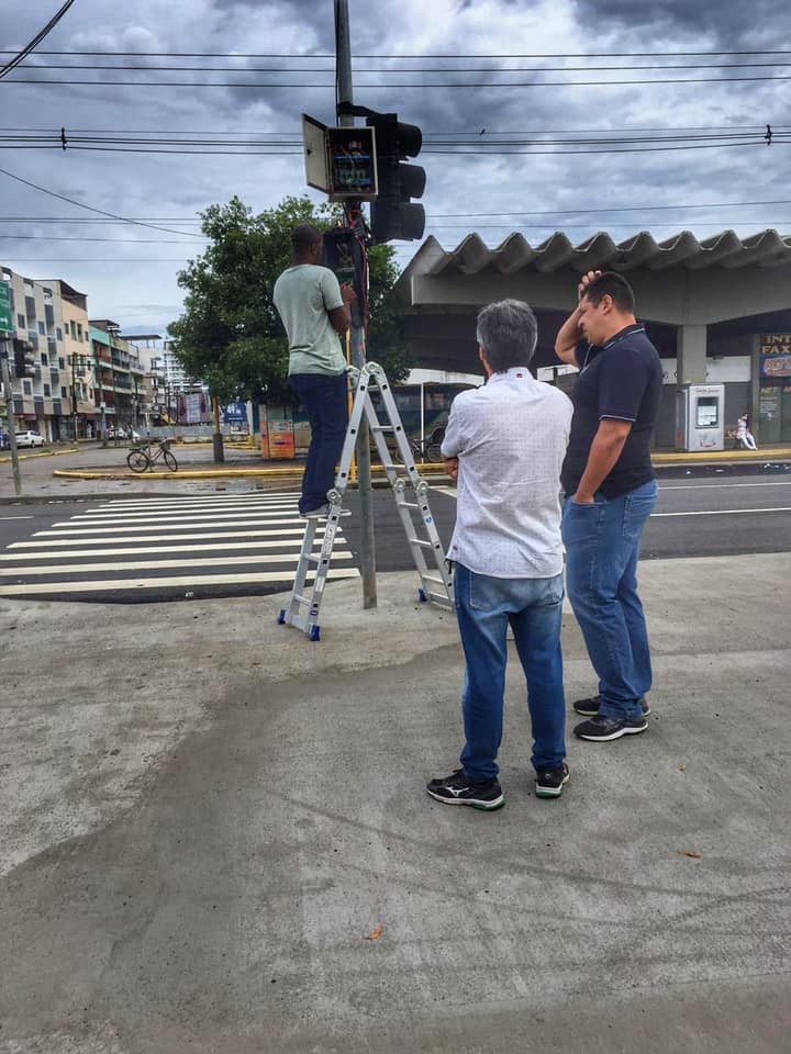 Demut realiza manutenções em sinalizações pelo Centro de Itaperuna, no Noroeste Fluminense.  - Foto: divulgação/PMI