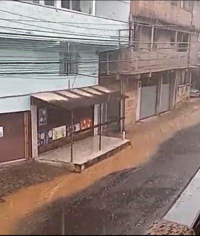 Chuvas de s&aacute;bado fizeram estragos em v&aacute;rios pontos da cidade - Reprodu&ccedil;&atilde;o
