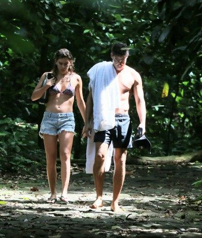 Cauã Reymond e Mariana Goldfarb curtem cachoeira - André Freitas / Ag. News