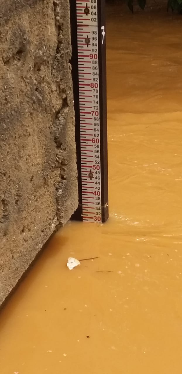 Embora o nível do Rio Muriaé, em Laje do Muriaé, esteja baixando, o trecho urbano da RJ-116, na cidade, permanece interditado. - Doto: divulgação/PMLM