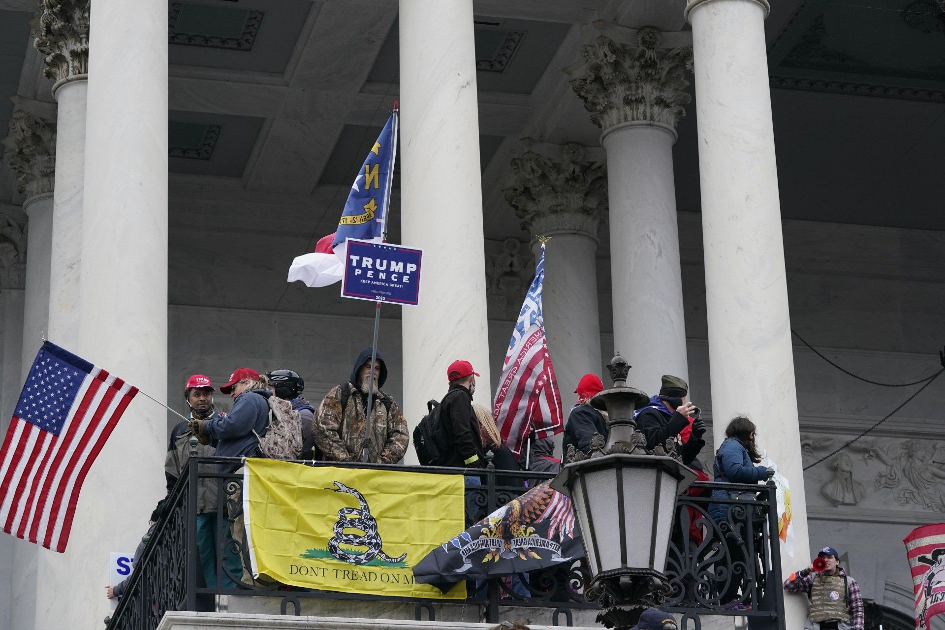 Apoiadores de Trump invadem Capitólio após confronto com a polícia - AFP