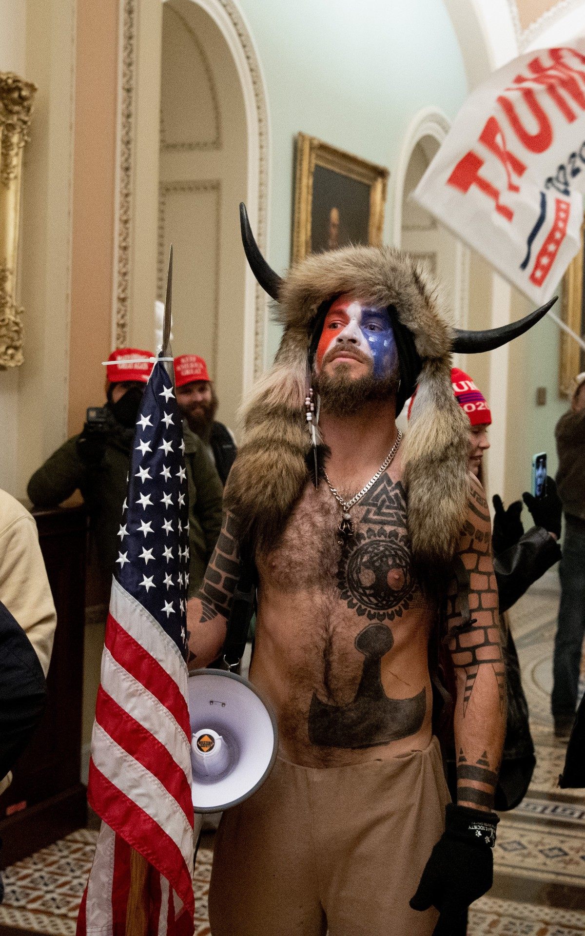 Apoiadores de Trump invadem Capitólio após confronto com a polícia