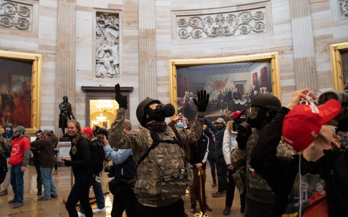 Apoiadores de Trump invadem Capitólio após confronto com a polícia