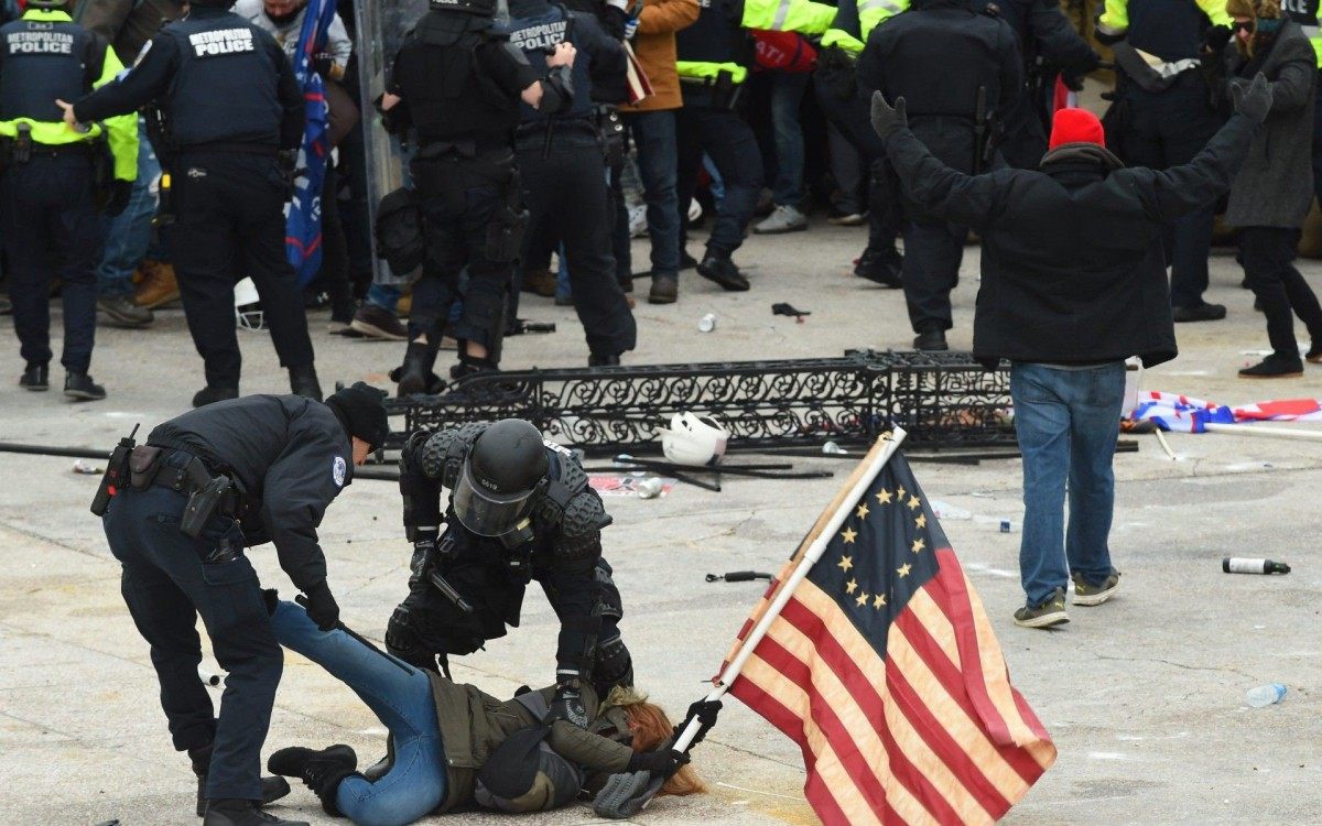 Apoiadores de Trump invadem Capitólio após confronto com a polícia