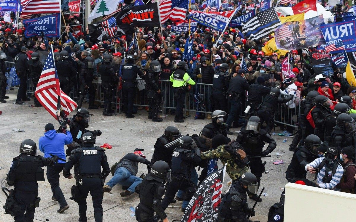 Apoiadores de Trump invadem Capitólio após confronto com a polícia