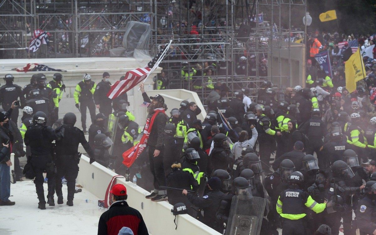 Apoiadores de Trump invadem Capitólio após confronto com a polícia