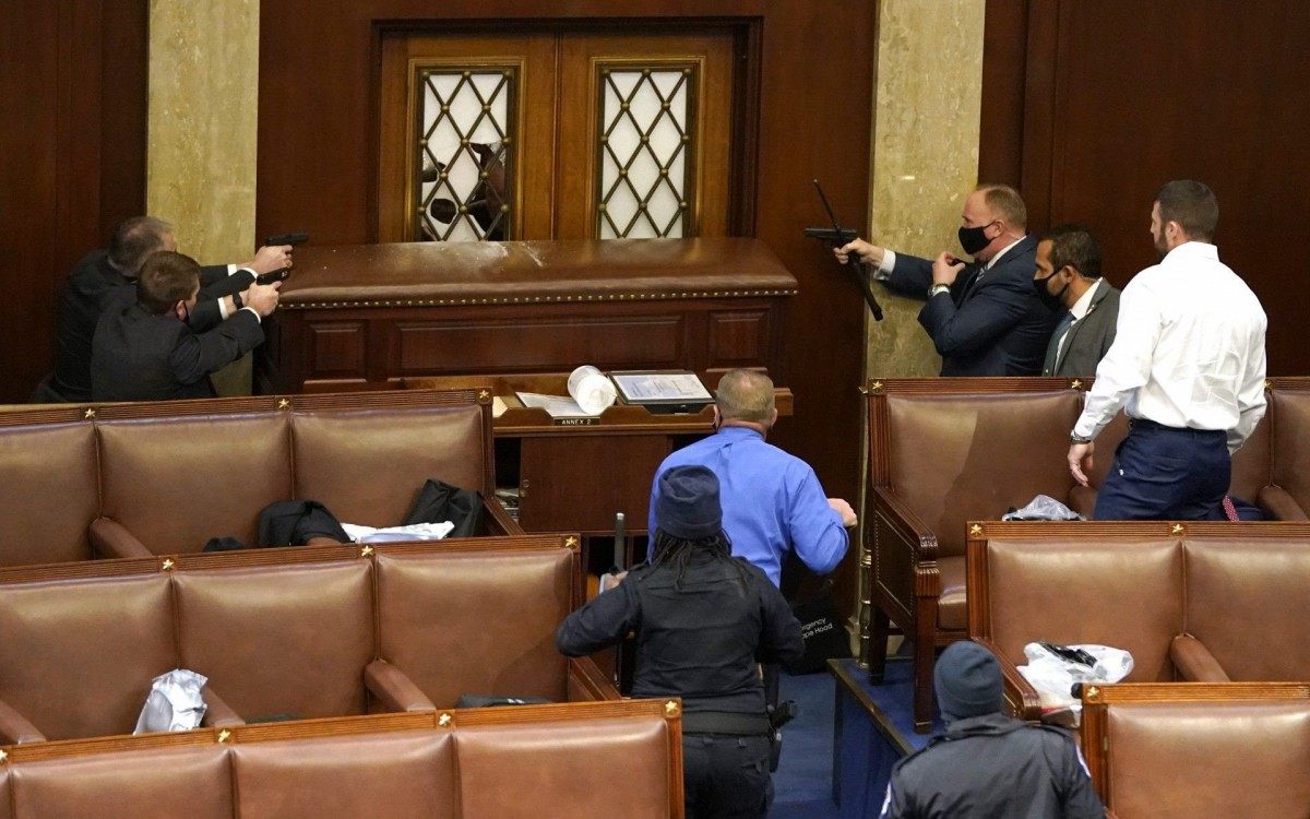 Apoiadores de Trump invadem Capitólio após confronto com a polícia      Caption