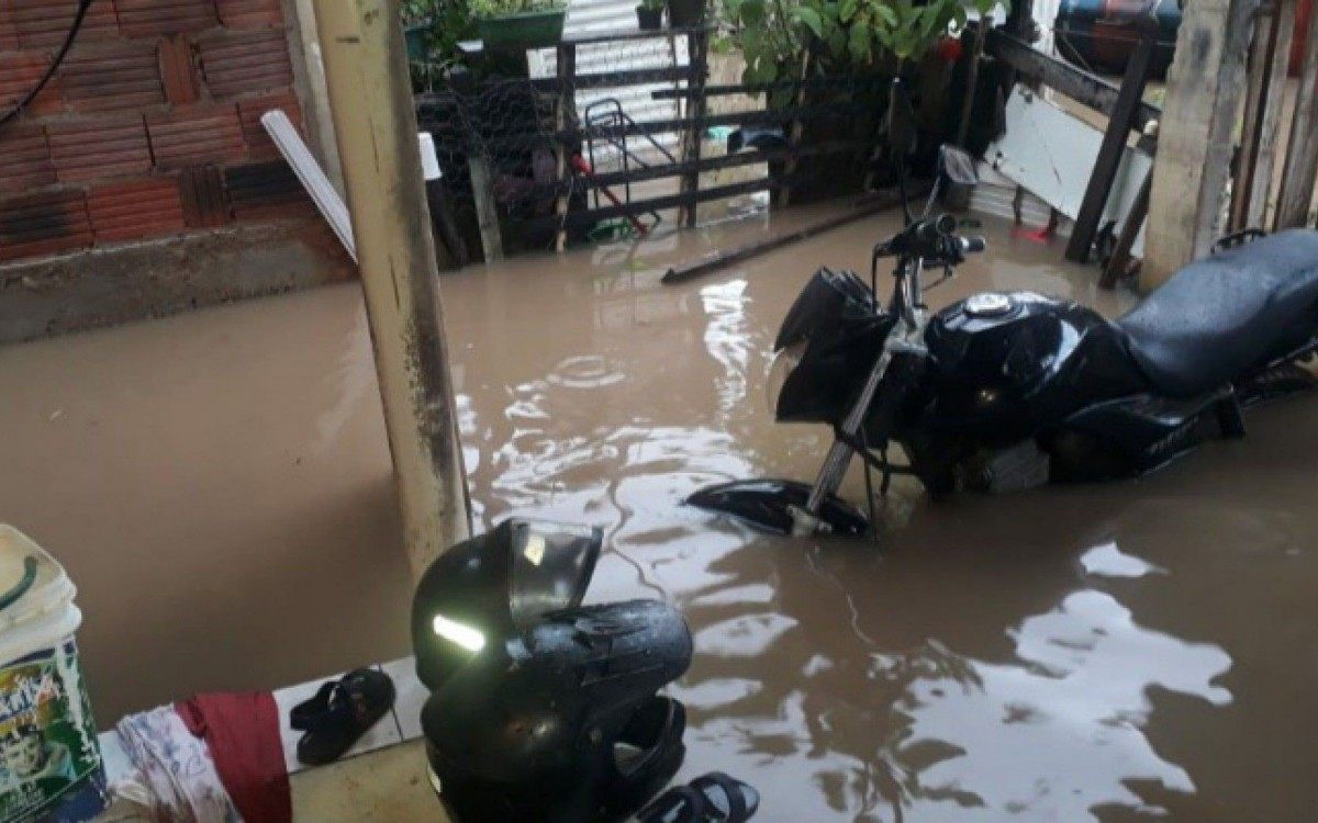 Em Itaperuna, família com tem três filhos, na idades de 13, 9 e 7 anos, perdeu roupas, calçados, mantimentos, e teve grande parte de seus móveis deteriorados, durante a enchente.