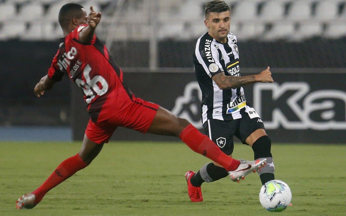 De volta à lateral esquerda, Victor Luís foi boa opção na bola parada - Victor Silva/Botafogo