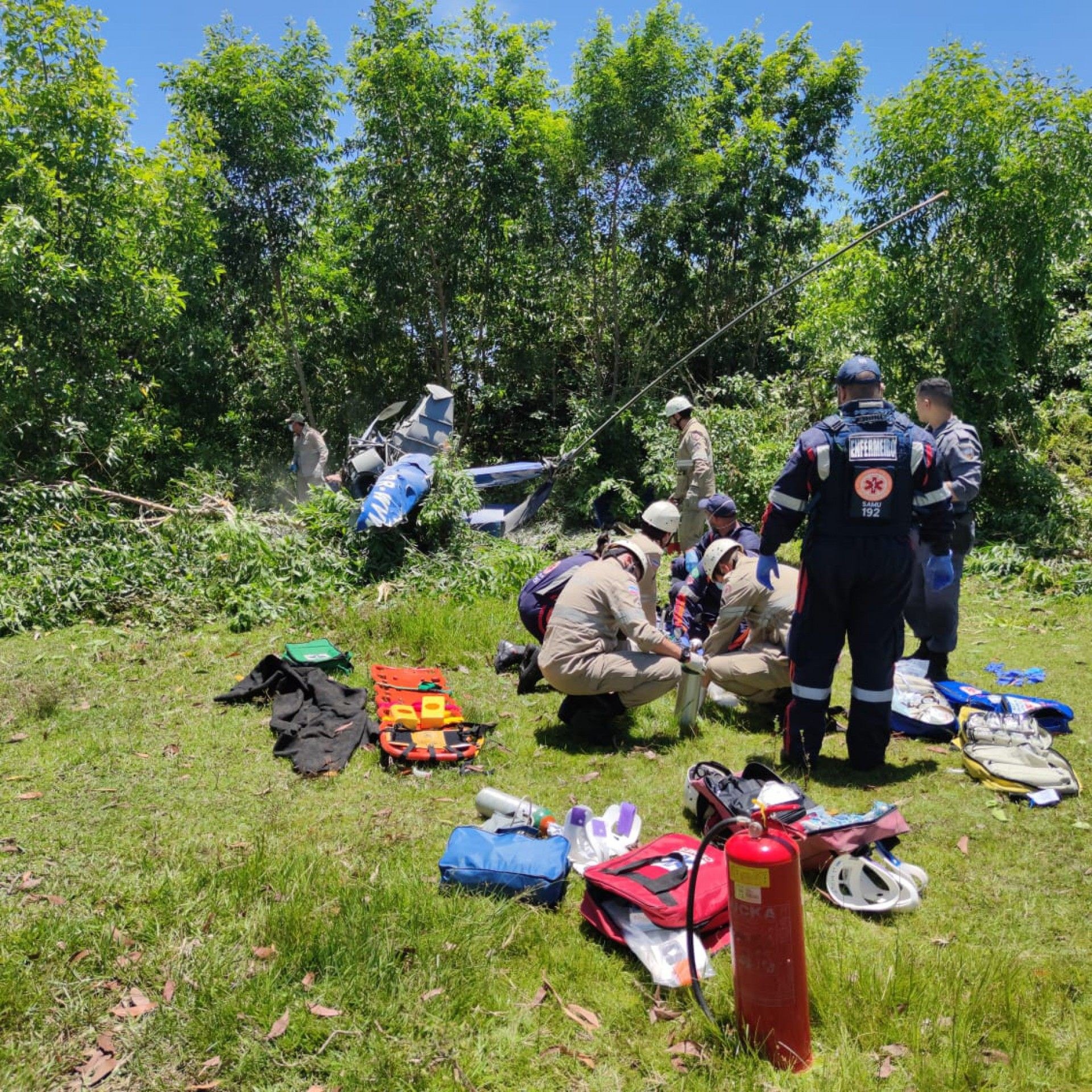Duas pessoas morrem após queda de helicóptero 