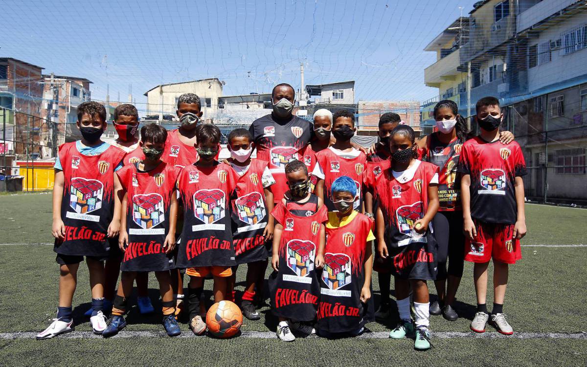 Jorge Luiz Alves e a turma do Favel&atilde;o JR. Projeto tem 195 crian&ccedil;as, incluindo um time feminino. Filho de Marcelo &eacute; o de m&aacute;scara camuflada, ao centro. - Luciano Belford/Agencia O Dia