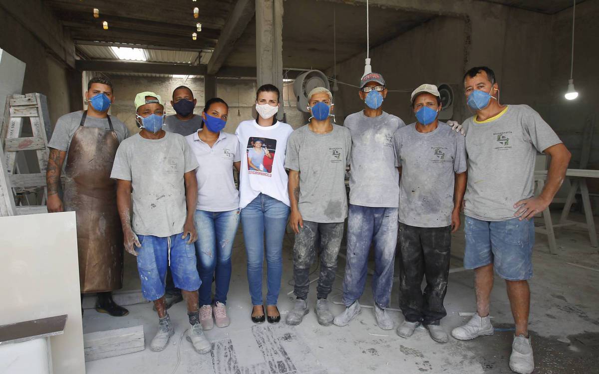 Rio de Janeiro 07/01/2021 - Especial Marcelo, trabalhador brasileiro. Na foto acima a Sara Thiengo e seus companheiros de trabalho. Foto: Luciano Belford/Agencia O Dia - Luciano Belford/Agencia O Dia