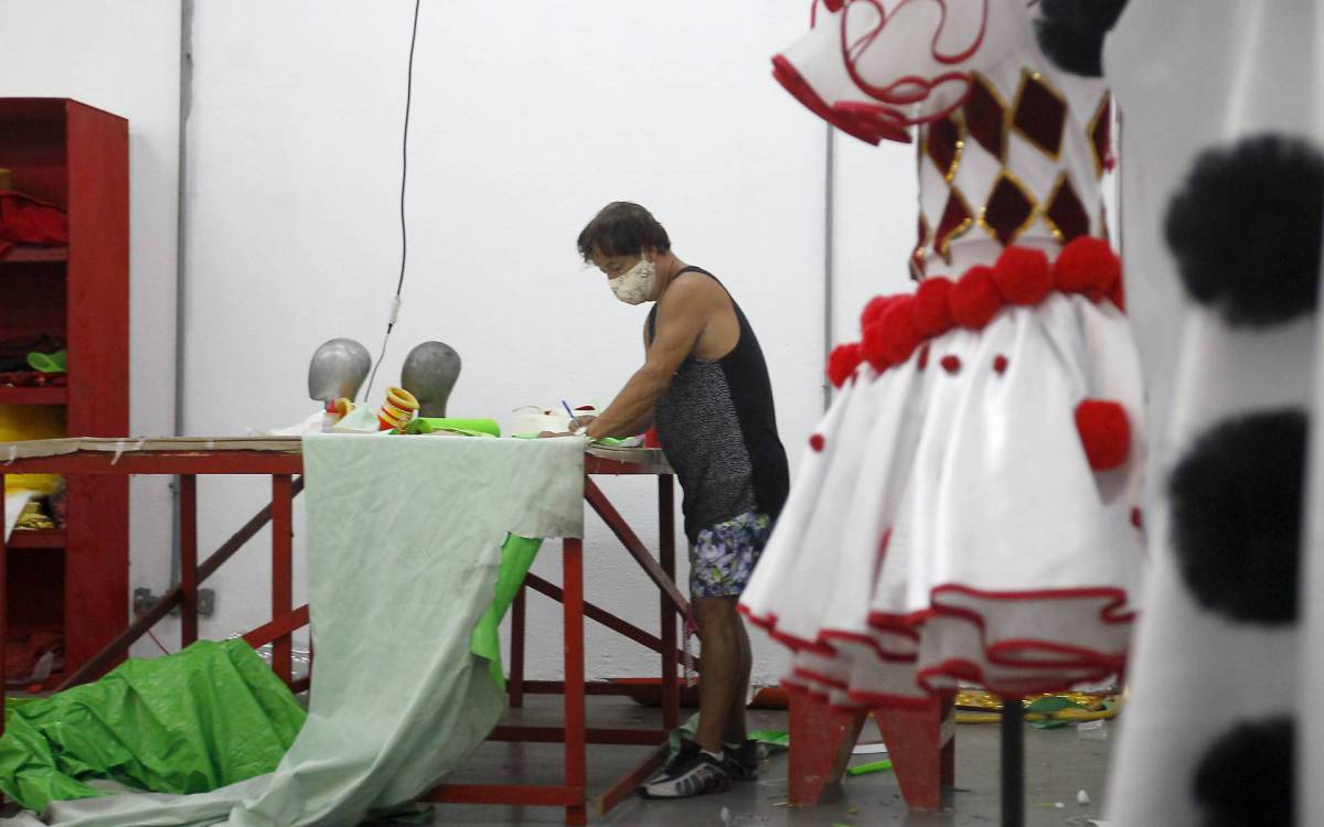 Rio de Janeiro 07/01/2021 - A volta aos trabalhos no Barrac&atilde;o do GRES Unidos do Viradouro. Foto: Luciano Belford/Agencia O Dia - Luciano Belford