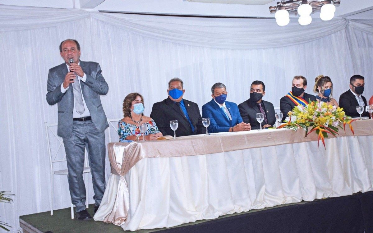 Pai do prefeito, o deputado Eurico Júnior discursou na cerimônia