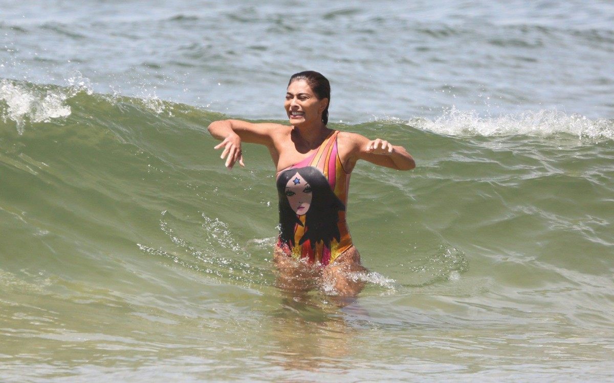 Juliana Paes curte dia de praia em família