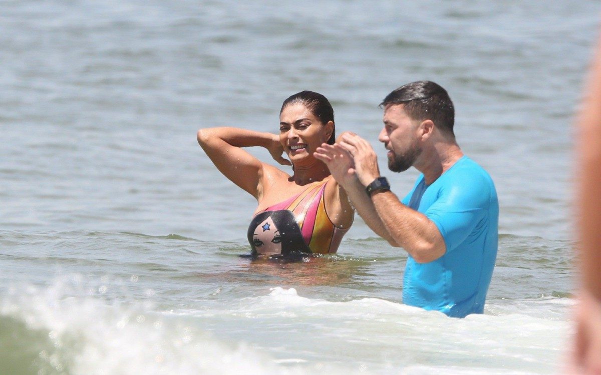 Juliana Paes curte dia de praia em família