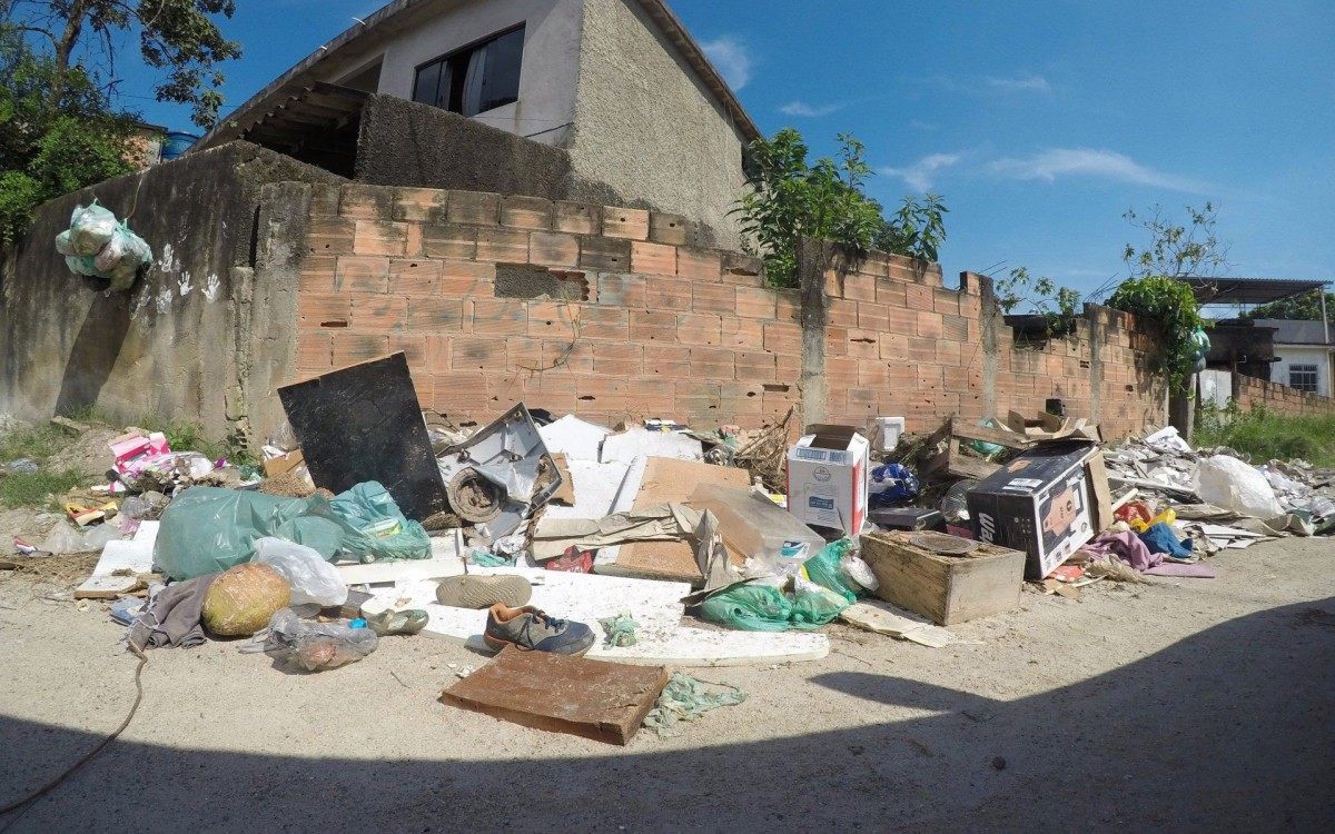 Especial - Problemas na cidade de Mag&Atilde;&copy;. Rua Dr. EDUARDO poRTELA sem asfalto, mato, lixo &acirc;.&brvbar;.