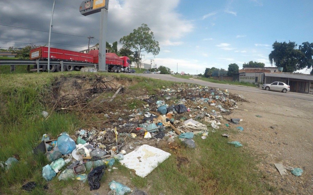 Especial - Problemas na cidade de Mag&Atilde;&copy; . Lix&Atilde;&pound;o &Atilde;&nbsp;s margens da Estrada do Contorno BR 493.