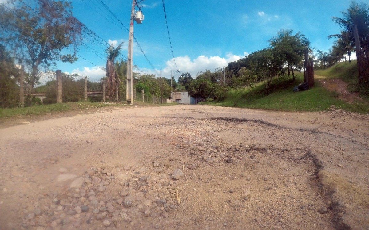 Especial - Problemas na cidade de Mag&eacute;. Rua Roberto Bussinger, Nova Mar&iacute;lia- buracos na rua, trecho sem asfalto e com asfalto detonado..