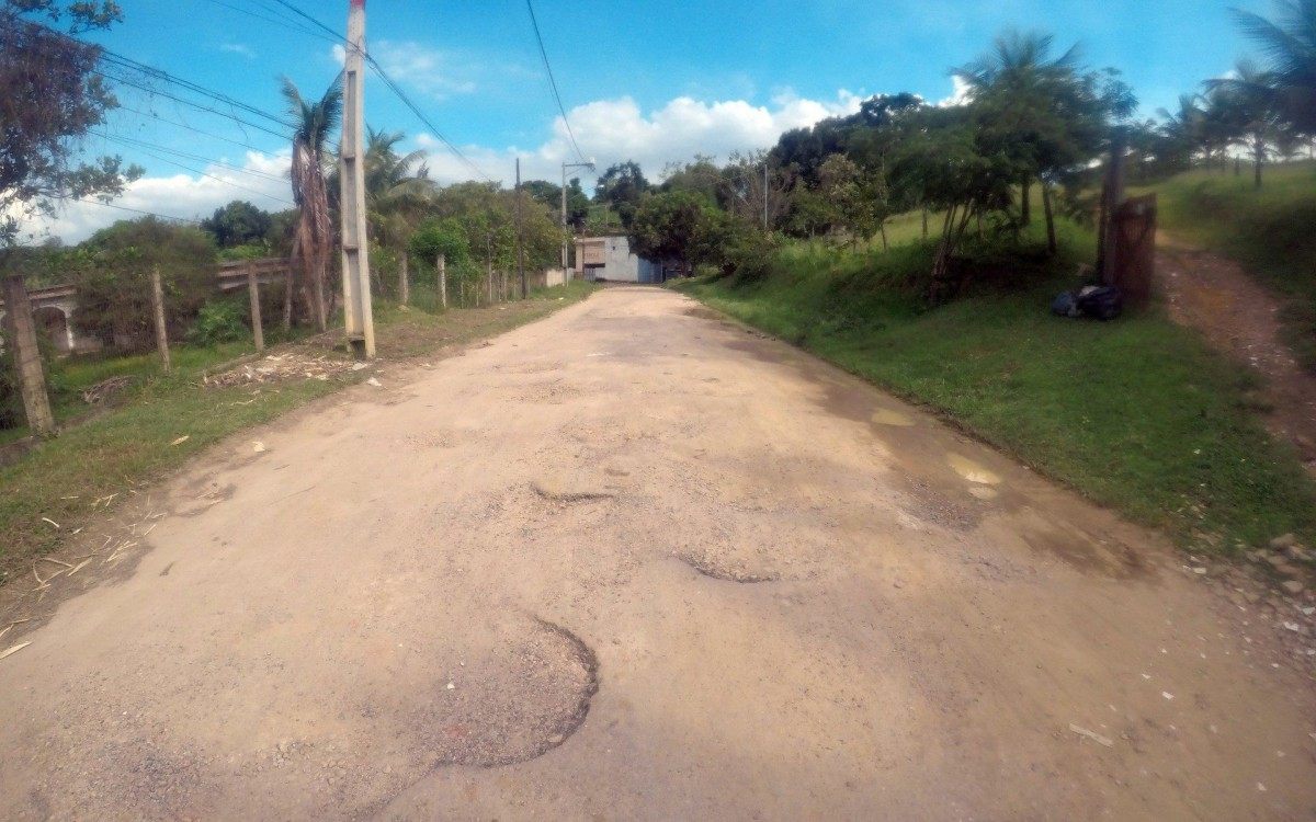 Especial - Problemas na cidade de Mag&eacute;. Rua Roberto Bussinger, Nova Mar&iacute;lia- buracos na rua, trecho sem asfalto e com asfalto detonado..