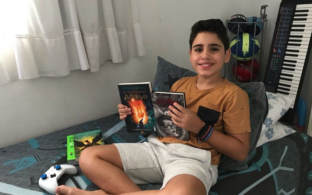 Theo, de 11 anos, gosta de ler e tocar teclado quando não está no vídeo game