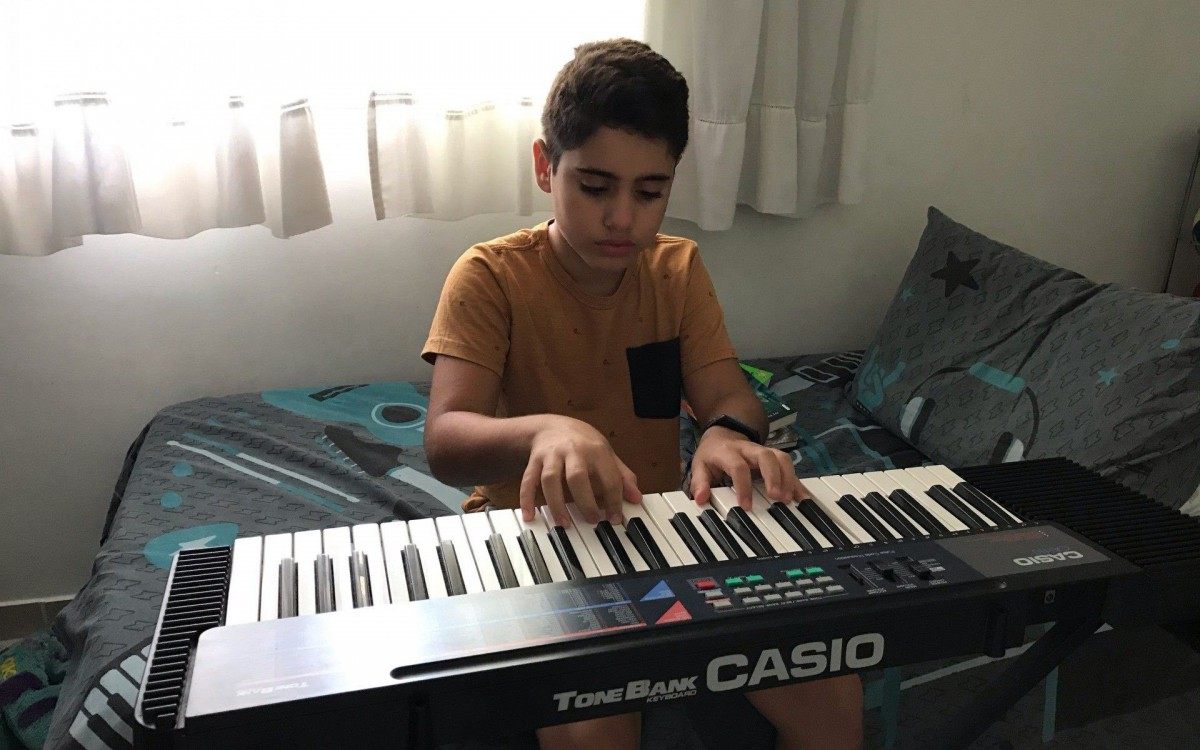 Theo, de 11 anos, gosta de ler e tocar teclado quando não está no vídeo game