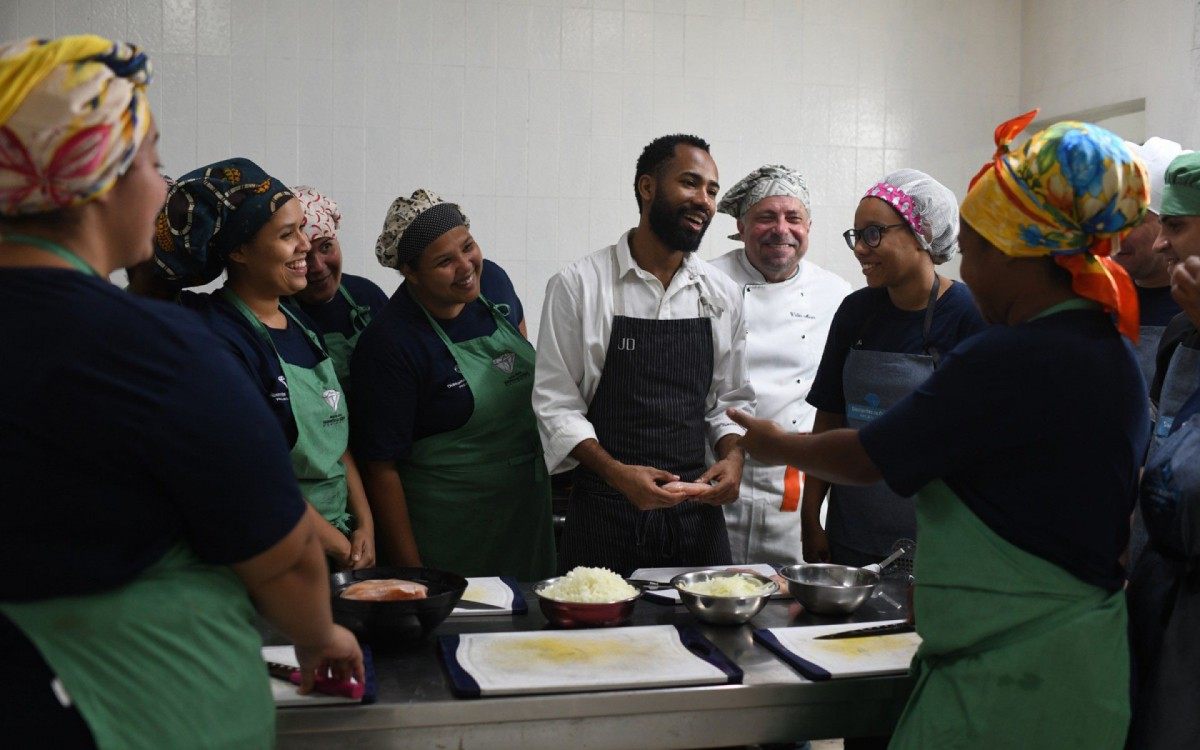 O chef teve o primeiro contato com a cozinha durante o servi&ccedil;o militar na Marinha - Lucas Landau / Divulga&ccedil;&atilde;o