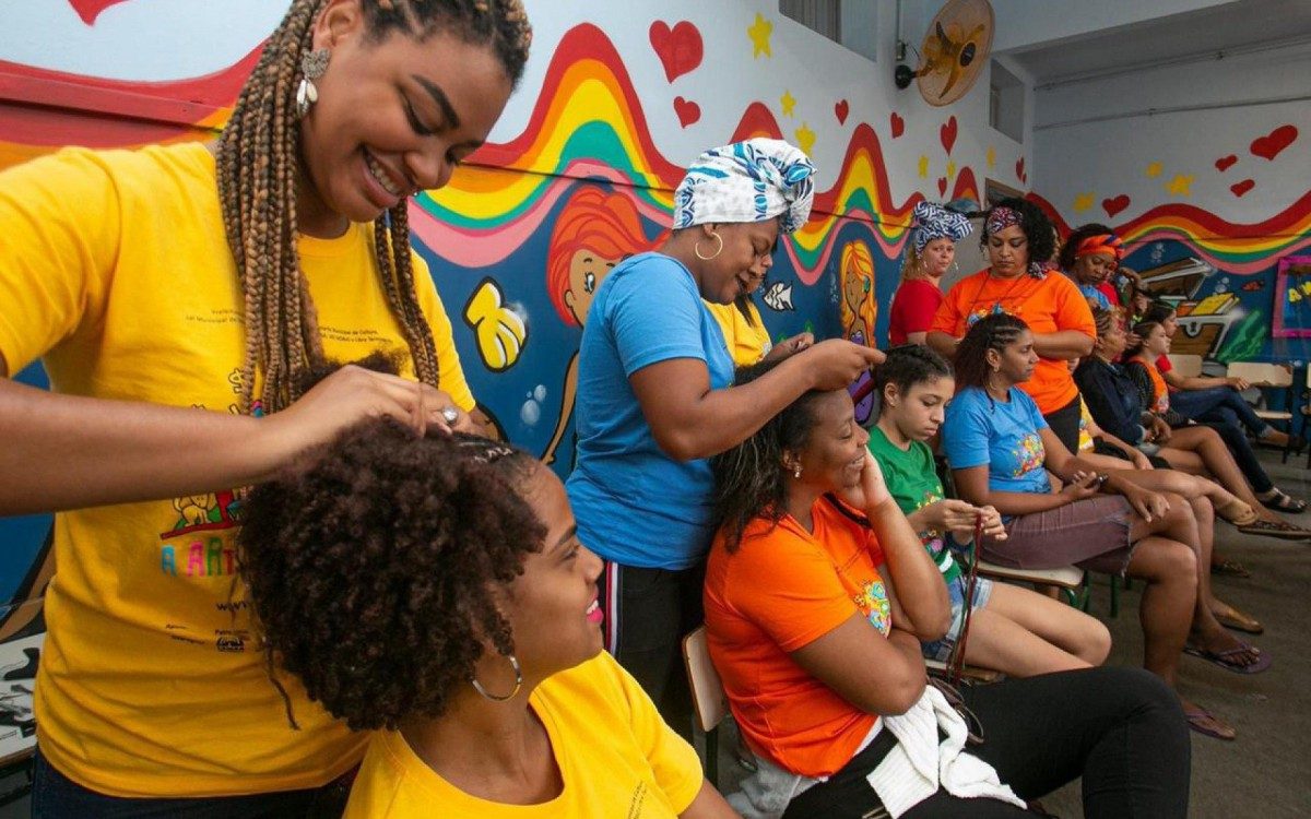 Por causa da pandemia, aulas v&atilde;o acontecer pela Internet - Cacau Fernandes / Divulgação