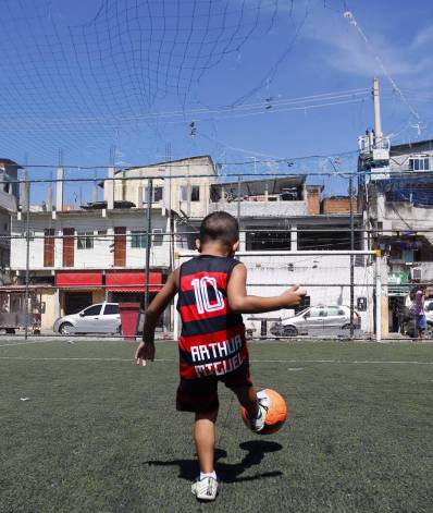Arthur Miguel, filho de Marcelo, brinca no campo do Favel&atilde;o FC. Menino foi deixado pelo pai na escolinha antes do assassinato - Luciano Belford/Agencia O Dia
