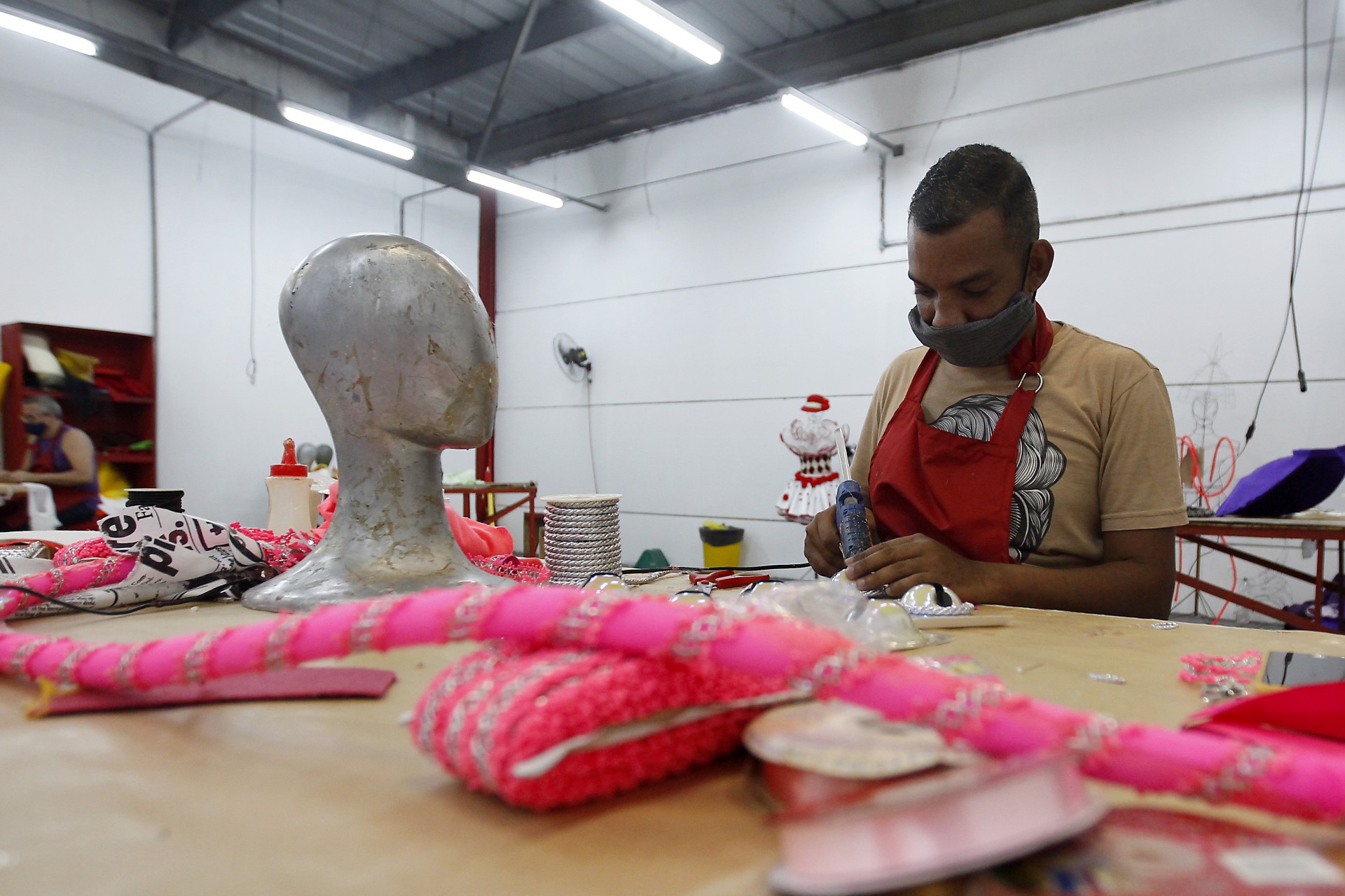 Rio de Janeiro 07/01/2021 - A volta aos trabalhos no Barracão do GRES Unidos do Viradouro. Foto: Luciano Belford/Agencia O Dia - Luciano Belford/Agencia O Dia