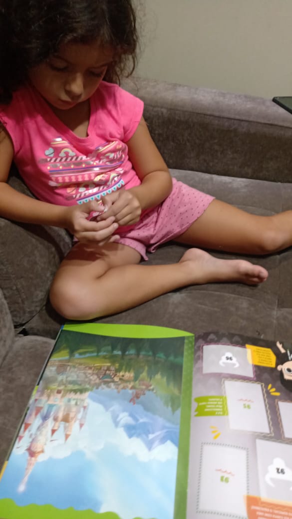 Camila, de seis anos, faz exercícios, brinca e lê durante as férias