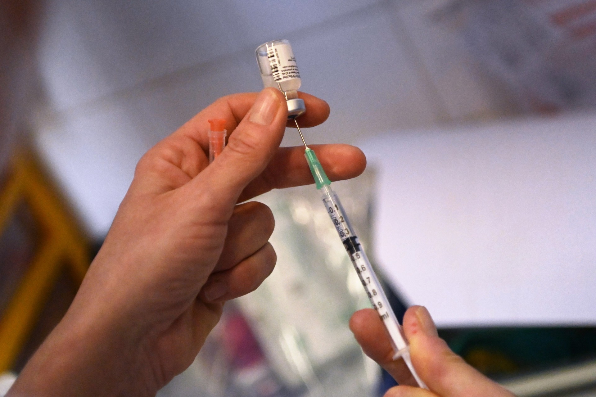 França obriga profissionais da saúde a se vacinarem contra a covid-19