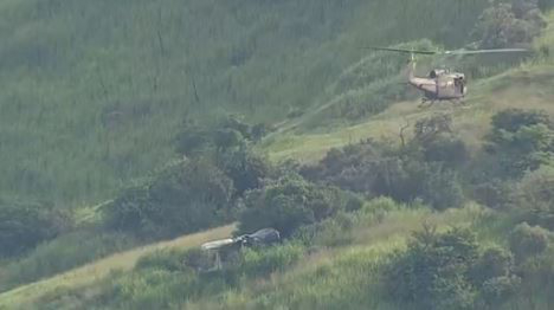 Helicóptero da PM atira em acampamento de traficantes em São Gonçalo - Reprodução TV Globo 