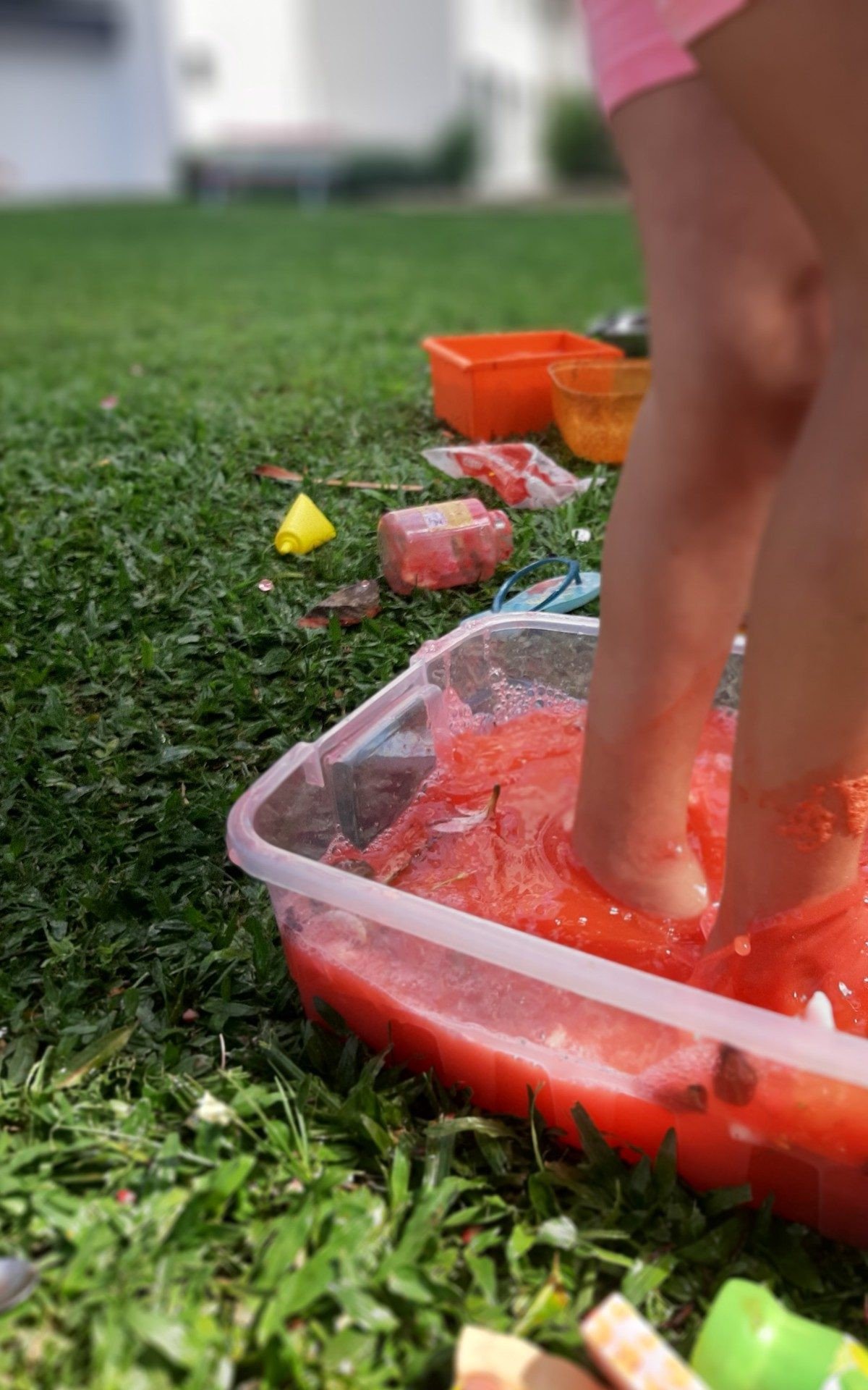 Especialistas sugerem ideias de brincadeiras divertidas, refrescantes e estimulantes sem sair de casa

