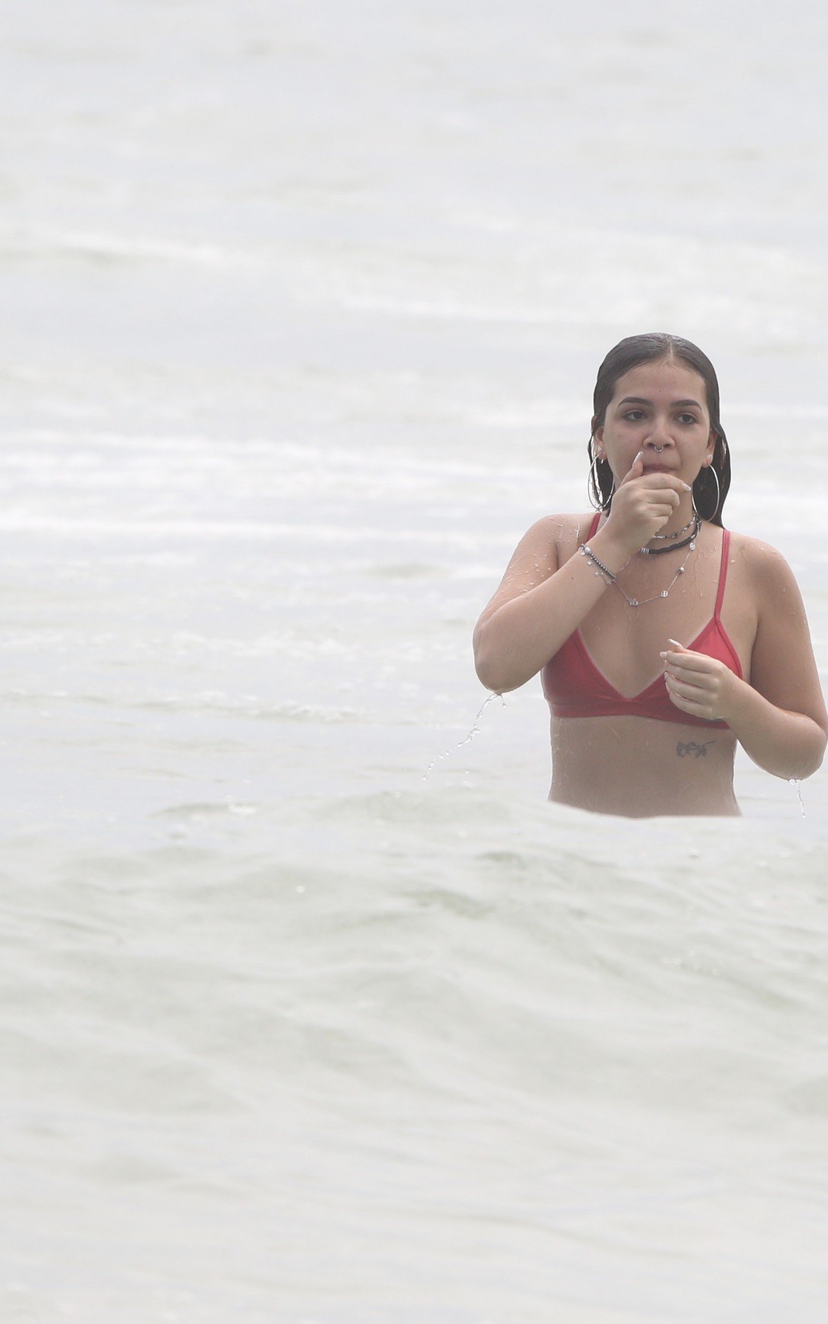 Mel Maia curte dia de sol na Praia da Barra da Tijuca, na Zona Oeste do Rio