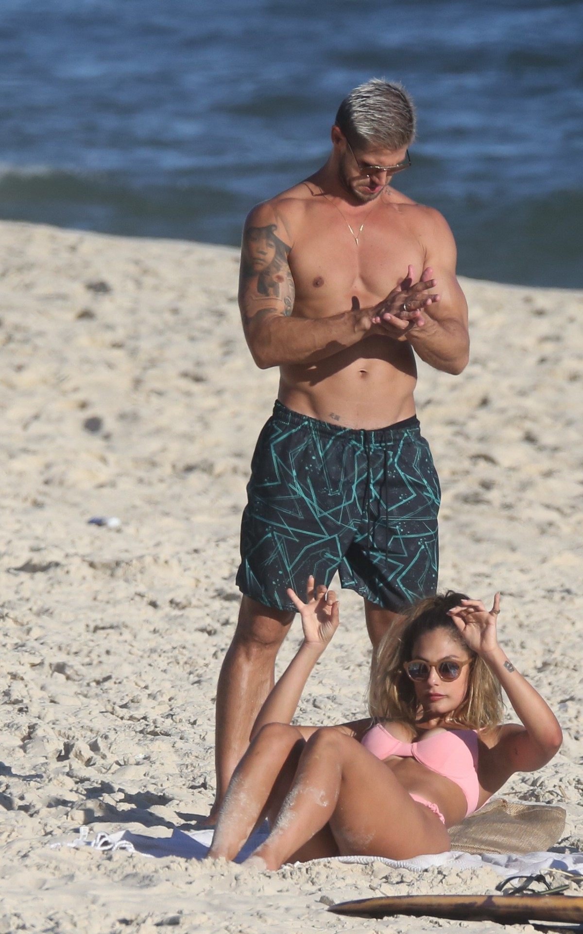 Ex-BBBs Jonas Sulzbach e Mari Gonzalez curtem tarde de sol na Praia da Barra da Tijuca, na Zona Oeste do Rio