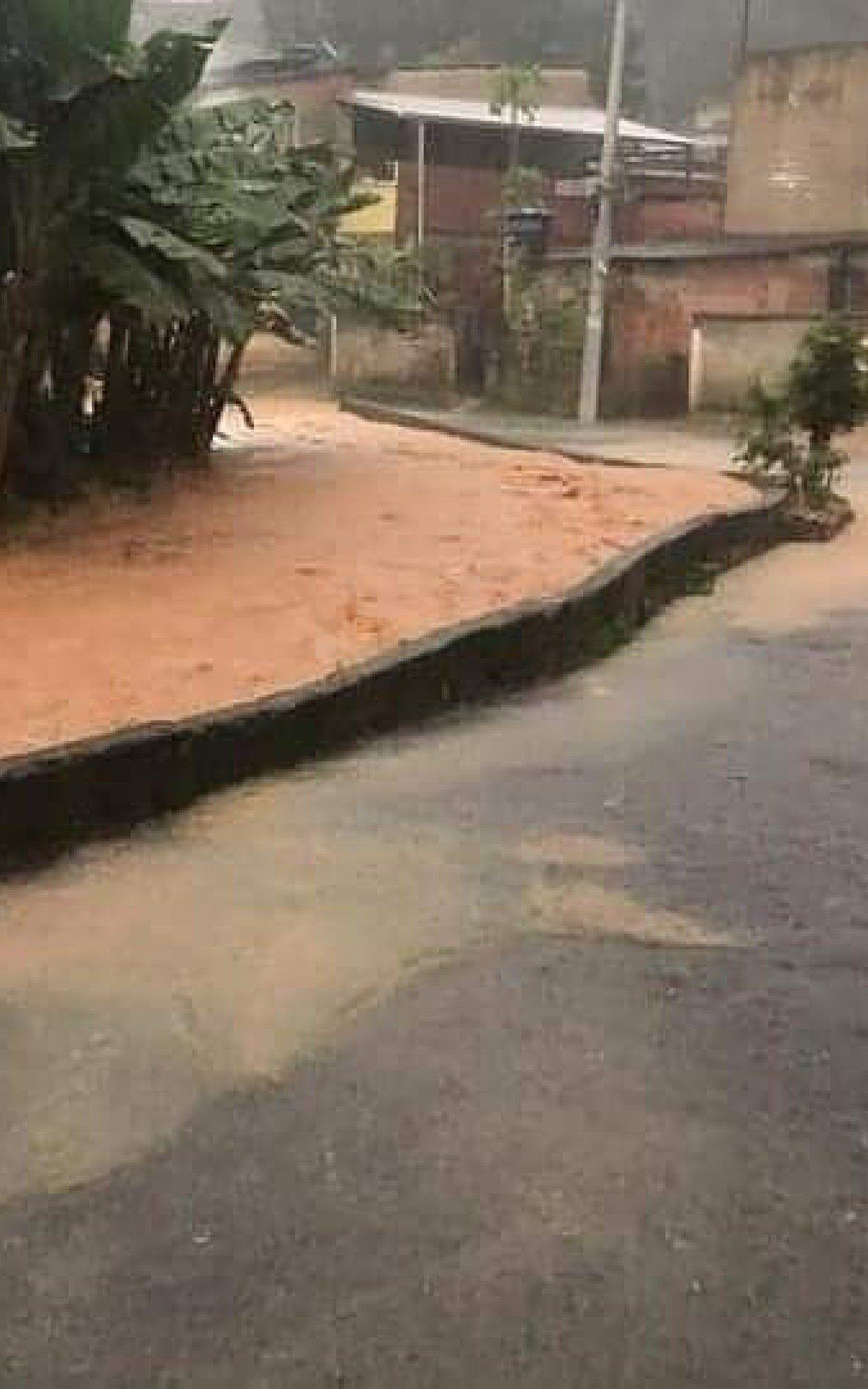 Chuva forte causa transtornos em Duque de Caxias - Reprodu&ccedil;&atilde;o