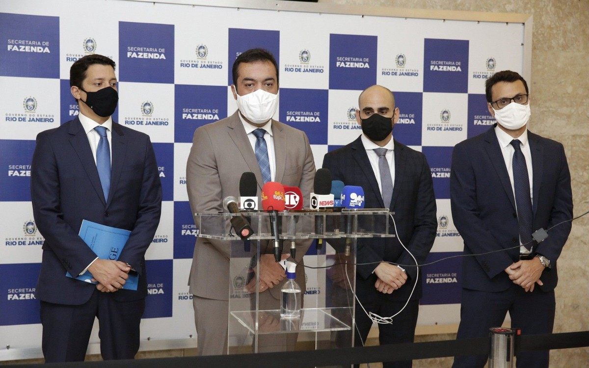 Governador em exercício, Cláudio Castro, entre o secretário de Fazenda, Guilherme Mercês (à direita), e o PGE, Bruno Dubeux (à esquerda) - Rafael Campos