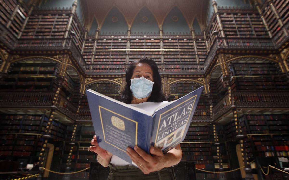 O mundo m&aacute;gico dos livros &eacute; o local de trabalho da bibliotec&aacute;ria Vera L&uacute;cia de Almeida, de 68 anos, h&aacute; 26 no Real Gabinete Portugu&ecirc;s de Leitura, inaugurado em 1837, no Centro do Rio