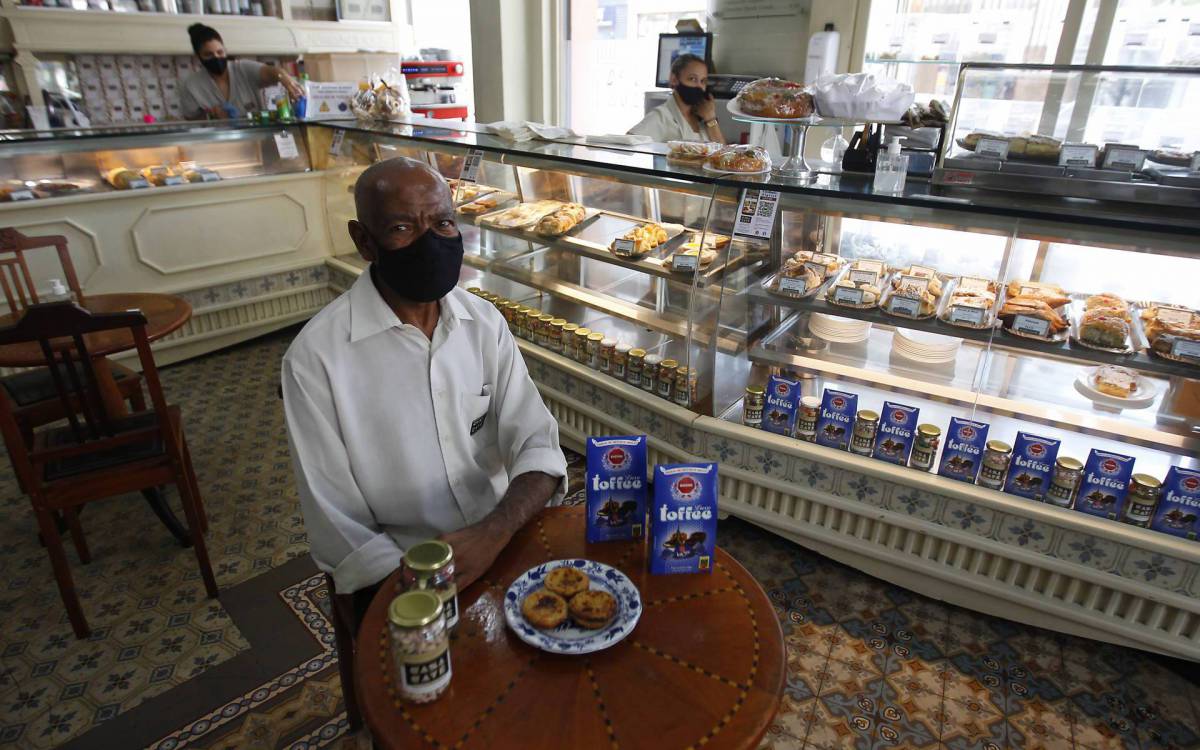 Criada em 1860, a doceria Casa Cav&eacute;, no Centro do Rio, tem um s&iacute;mbolo: Jo&atilde;o Jos&eacute; de Oliveira, de 67 anos. Adepto aos novos tempos, ele recepciona os clientes com &aacute;lcool e cart&atilde;o digital na entrada
