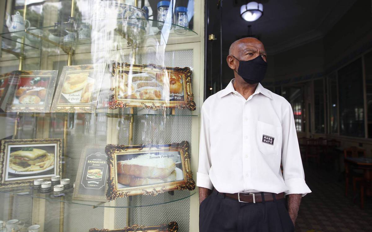 Criada em 1860, a doceria Casa Cav&eacute;, no Centro do Rio, tem um s&iacute;mbolo: Jo&atilde;o Jos&eacute; de Oliveira, de 67 anos. Adepto aos novos tempos, ele recepciona os clientes com &aacute;lcool e cart&atilde;o digital na entrada
