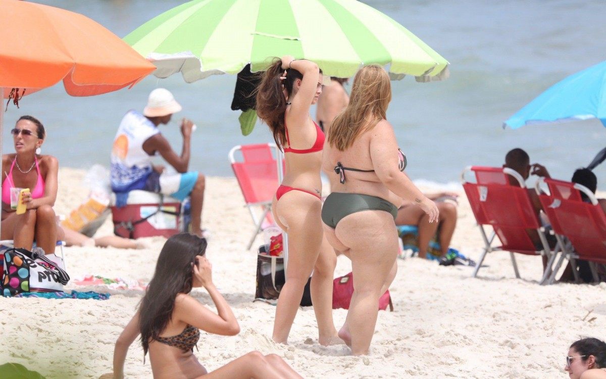 Mel Maia curte dia de sol na Praia da Barra da Tijuca, na Zona Oeste do Rio