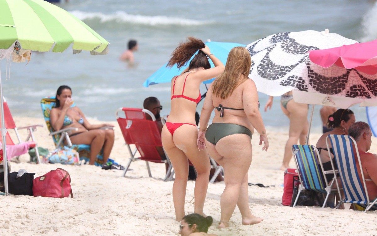 Mel Maia curte dia de sol na Praia da Barra da Tijuca, na Zona Oeste do Rio