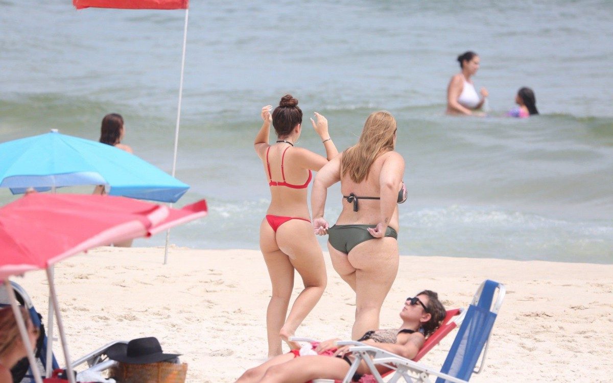 Mel Maia curte dia de sol na Praia da Barra da Tijuca, na Zona Oeste do Rio