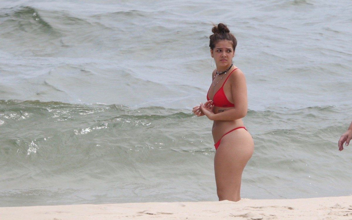 Mel Maia curte dia de sol na Praia da Barra da Tijuca, na Zona Oeste do Rio