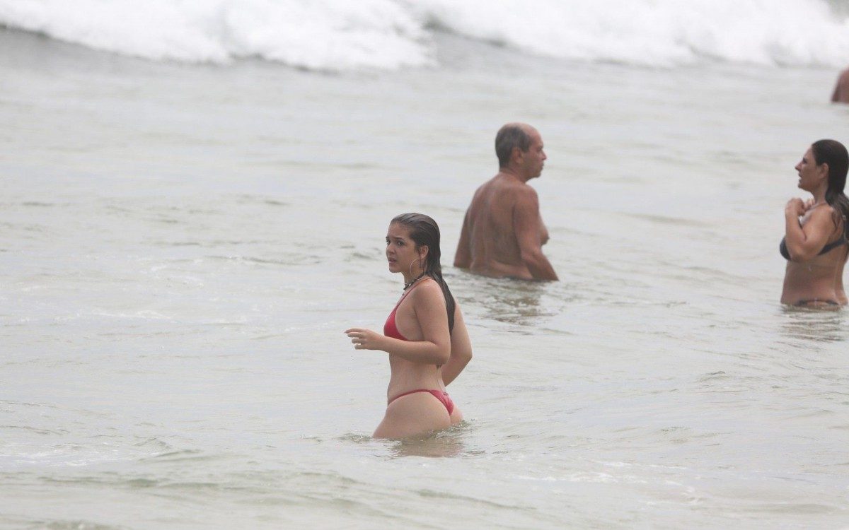 Mel Maia curte dia de sol na Praia da Barra da Tijuca, na Zona Oeste do Rio