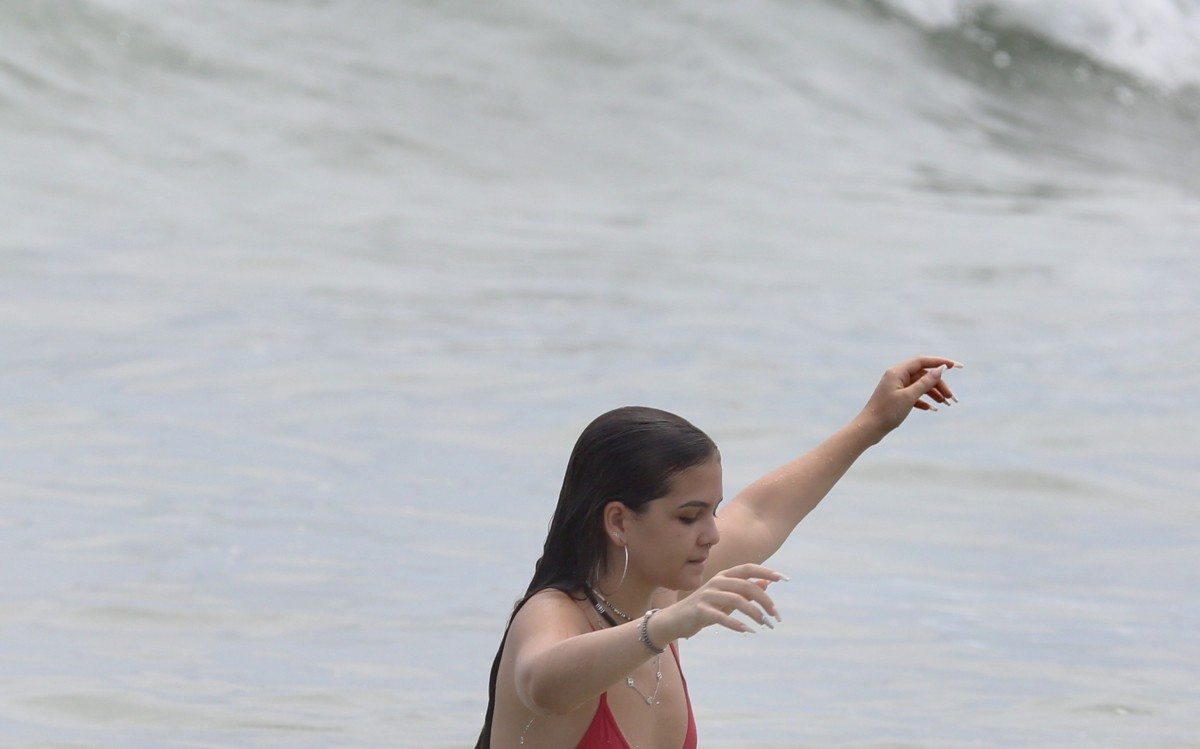Mel Maia curte dia de sol na Praia da Barra da Tijuca, na Zona Oeste do Rio
